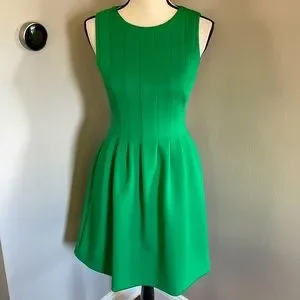 Vince Camuto gorgeous green neoprene dress